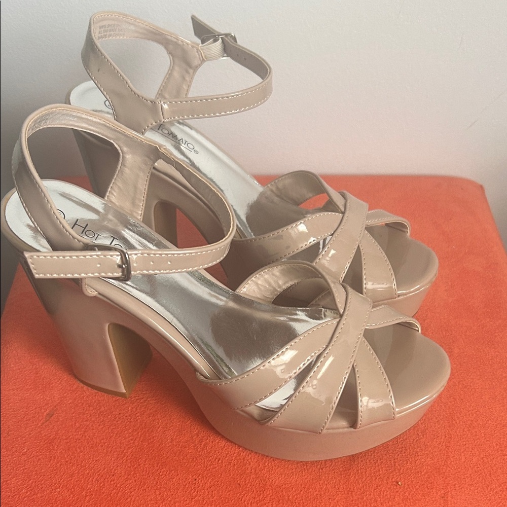 Hot Tomato faux patent leather Beige block Heel sandals